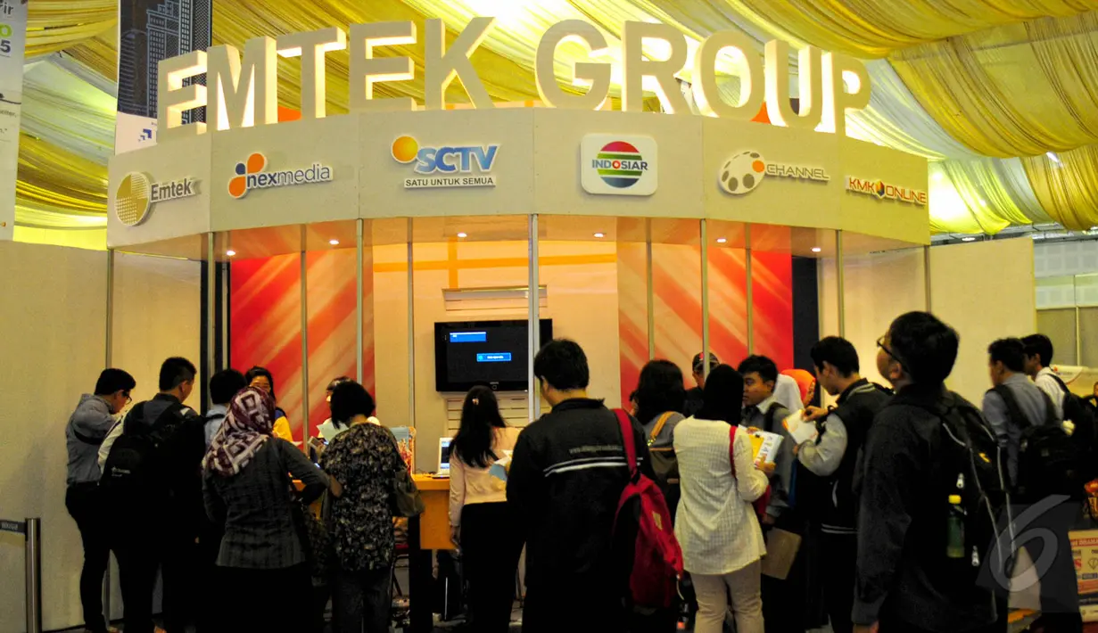 Para pencari kerja terlihat antusia saat mengunjungi stand pekerjaan Emtek Group di Balai Kartini, Jakarta, Rabu (27/5/2015). Pameran tersebut diikuti lebih dari 1.000 opportunities di 80 perusahaan. (Liputan6.com/Yoppy Renato)