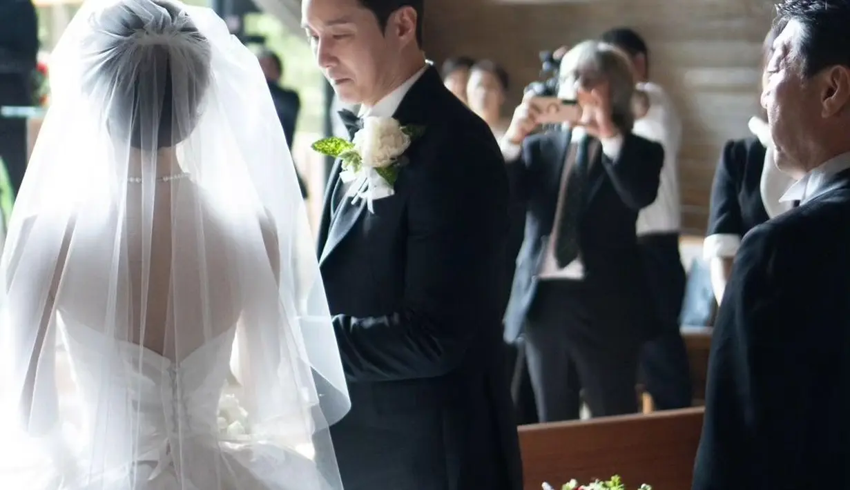 Menariknya lagi, Shim Hyung Tak menikah dengan perempuan asal Jepang bernama Hirai Saya. Hirai Saya memiliki visual yang ramai dibilang mirip dengan idol Jungkook BTS. [Foto: Instagram/tak9988]