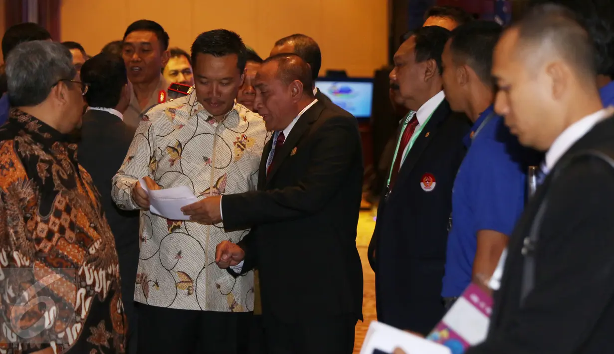 Menpora Imam Nahrawi (tengah) berbincang dengan Ketua PSSI Edy Rahmayadi usai membuka Kongres PSSI 2017 di Bandung, Minggu (8/1). Kongres membahas pencabutan hukuman kepada klub atau individu anggota PSSI. (Liputan6.com/Helmi Fithriansyah)