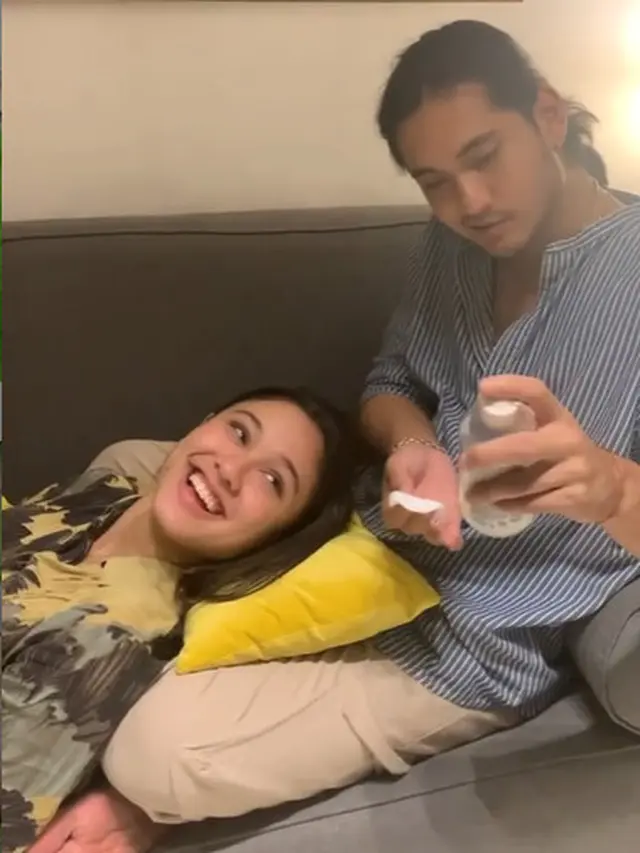 6 Momen Giorgino Abraham Bersihkan Makeup Yasmin Napper Usai Syuting, Bikin Baper