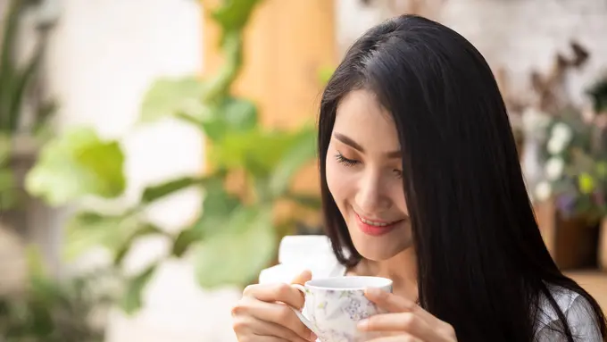 5 Teh Herbal Ampuh untuk Meredakan Jerawat Secara Alami
