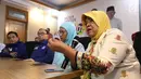 Keluarga korban tragedi Mei 98 saat memberi keterangan dalam focus group discussion (FGD) Tragedi Mei 98 di Jakarta, Jumat (8/2). FGD menceritakan fakta-fakta yang terjadi dalam tragedi 12 Mei 98. (Liputan6.com/Angga Yuniar)