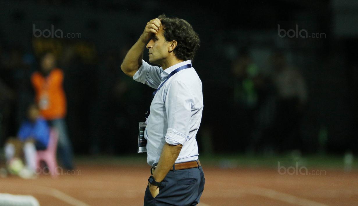 Pelatih Indonesia, Luis Milla, mengamati permainan anak asuhnya saat pertandingan melawan Guyana di Stadion Patriot, Bekasi, Sabtu (25/11/2017). Indonesia menang 2-1 atas Guyana. (Bola.com/M Iqbal Ichsan)