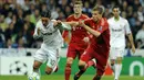 Gelandang Real Madrid, Mesut Oezil (kiri) menguasai bola dibayangi bek Bayern Munchen, Holger Badstuber pada laga leg kedua semifinal Liga Champions 2011/2012 di Santiago Bernabeu Stadium, Madrid (25/4/2012). Mesut Oezil tercatat membuat 4 gol dan 3 assist ke gawang Bayern Munchen dari total 17 pertemuan saat berseragam Schalke, Werder Bremen, Real Madrid dan Arsenal sejak muism 2006/2007 hingga 2016/2017. Hanya bersama Schalke ia gagal menyumbang gol maupun assist. (AFP/Dani Pozo)