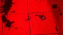 Leader NCT itu memperlihatkan helaian rambutnya yang berguguran di lantai akibat dipangkas habis. (Foto: Instagram/ taeoxo_nct)