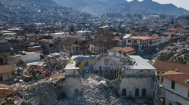 Sebuah foto udara yang diambil pada 11 Februari 2023 menunjukkan masjid Habib-i Neccar yang hancur di kota bersejarah Antakya, Turki.  Gempa dahsyat yang melanda Turki dan Suriah awal pekan ini telah menghancurkan situs bersejarah dan arkeologi. (Photo by Yasin AKGUL / AFP)