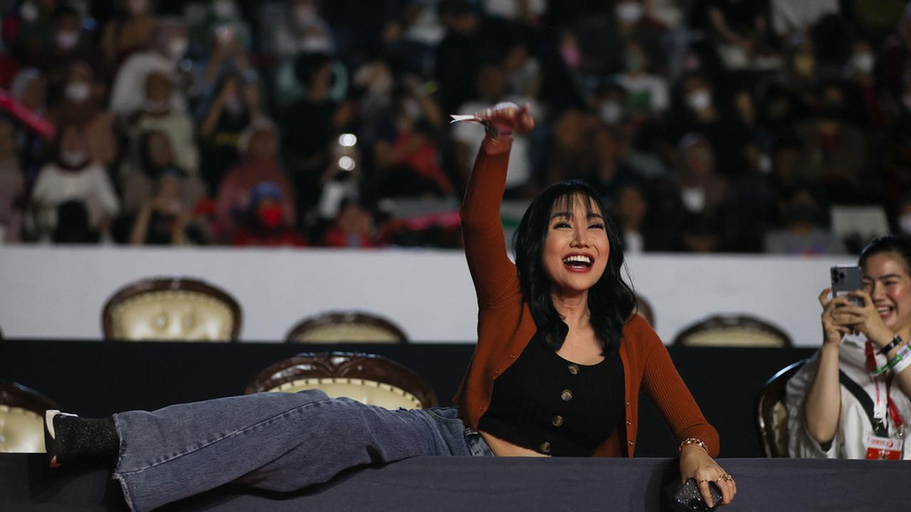5 Potret Kocak Lucinta Luna Nonton Indonesia Masters 2022, Fans Berat Loh Kean Yew