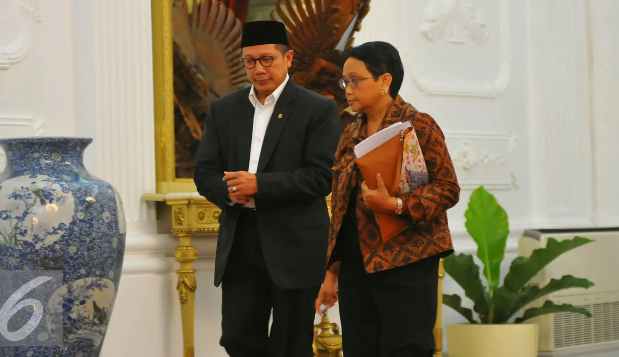 Menteri Agama, Lukman Hakim Saifuddin bersama Menteri Luar Negri Retno Marsudi usai mendampingi presiden memberikan keterangan mengenai kuota haji di Istana Merdeka, Rabu (11/1). (Liputan6.com/Angga Yuniar)