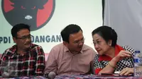Basuki Tjahaja Purnama (tengah) berbincang dengan Ketua Umum PDI-P Megawati Soekarnoputri jelang memberi keterangan di Jakarta, Rabu (15/2). Mega mengucapkan terima kasih kepada warga yang sudah menggunakan hak pilihnya. (Liputan6.com/Helmi Fithriansyah)