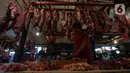 Pedagang memotong daging sapi saat melayani pembeli di Pasar Perumnas, Jakarta, Selasa (19/1/2021). Biasanya, harga daging sapi berada di kisaran Rp 110 ribu sampai Rp 114 ribu per kilogram. (merdeka.com/Imam Buhori)