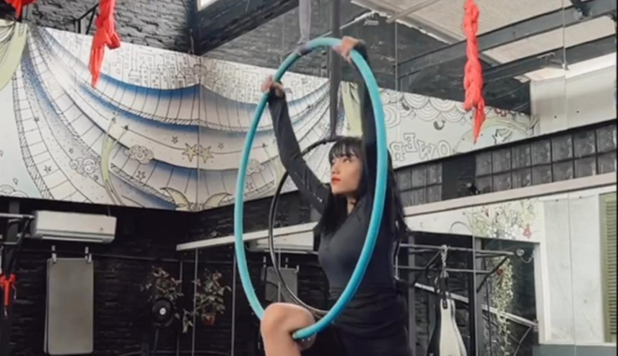 Fuji membagikan satu momen saat sedang menjalani olahraga aerial hoop. Bahkan, perempuan kelahiran 2002 ini memperlihatkan fleksibilitas hingga kekuatan tubuh yang dimiliki dengan melakukan aerial hoop.(Liputan6.com/IG/@fuji_an)
