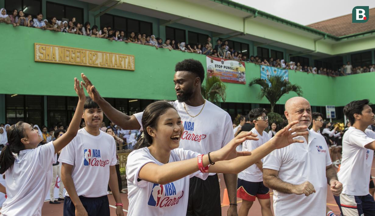 Pebasket Boston Celtics, Jaylen Brown, memberikan pelatihan saat Junior NBA Indonesia di SMA 82, Jakarta, Kamis (26/7/2018). Junior NBA merupakan program pembinaan olahraga basket secara global. (Bola.com/Vitalis Yogi Trisna)