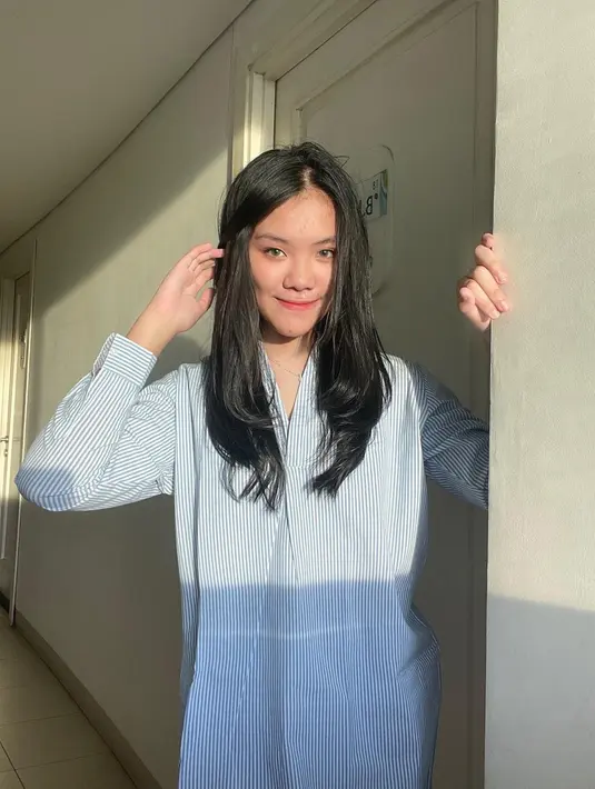 Kini Kirana Velovoice juga ikut populer karena tenarnya sang ayah. Foto-foto di Instagram Kirana selalu banjir like dan komentar dari netizen. Setiap unggahan foto Kirana selalu saja warganet mengomentari dengan komentar anak Andika kini semakin cantik saja. (Liputan6.com/IG/kiranavelovoicee_)