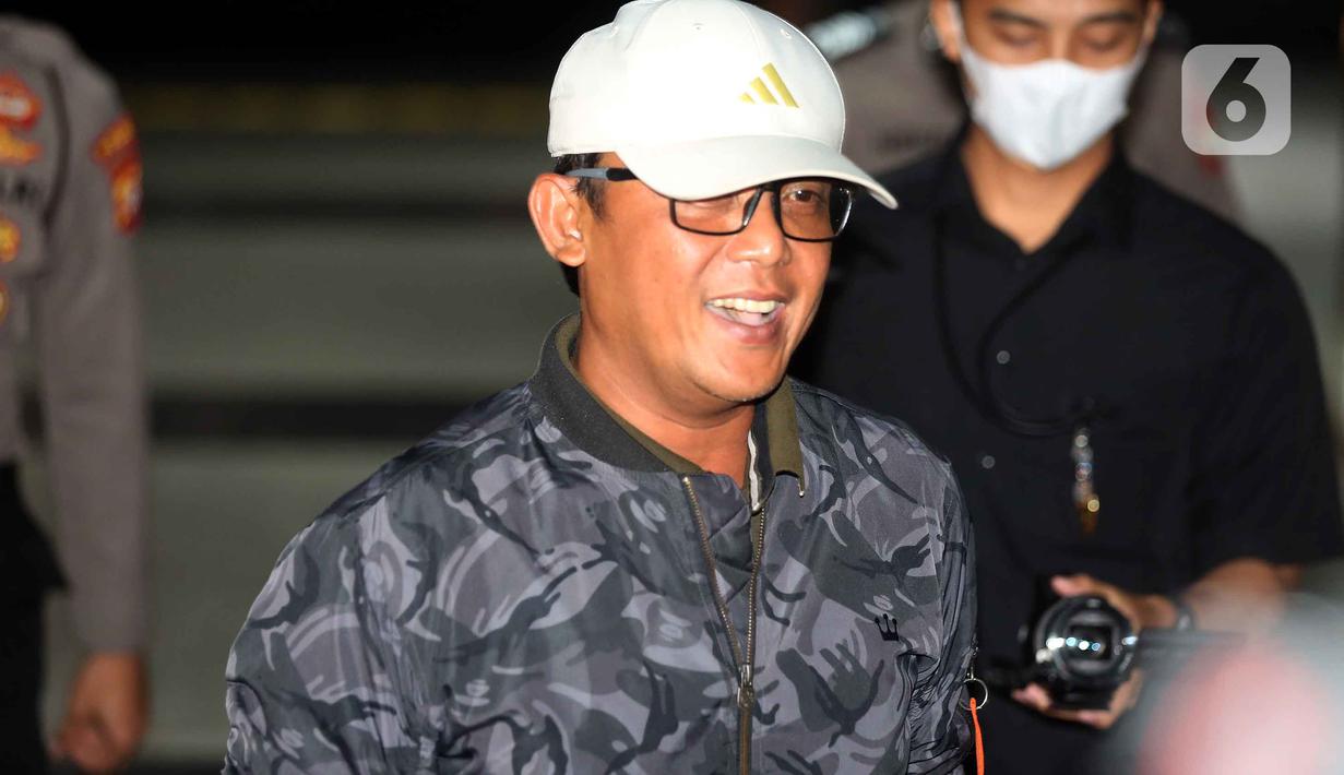 Sebelumnya, Wakil Ketua KPK, Fitroh Rohcahyanto, membenarkan adanya OTT terhadap Bupati Lampung Tengah, Ardito Wijaya. Tampak dalam foto, Bupati Lampung Tengah, Ardito Wijaya saat tiba di Gedung Merah Putih Komisi Pemberantasan Korupsi (KPK), Jakarta, Rabu (10/12/2025). (Liputan6.com/Helmi Fithriansyah)