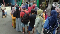 Pasar sembako murah yang ada di kelurahan Duren Sawit untuk warga yang membutuhkan tanpa ada syarat khusus (umum). (merdeka.com/Imam Buhori)