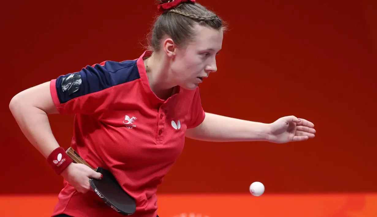Chloe Thomas dari Wales mengembalikan bola pukulan Mouma Das dari India saat bertanding pada perempat final tim putri di Commonwealth Games 2018 di Gold Coast di Oxenford Studios, Australia (5/4). (AFP Photo/Rick Rycroft)