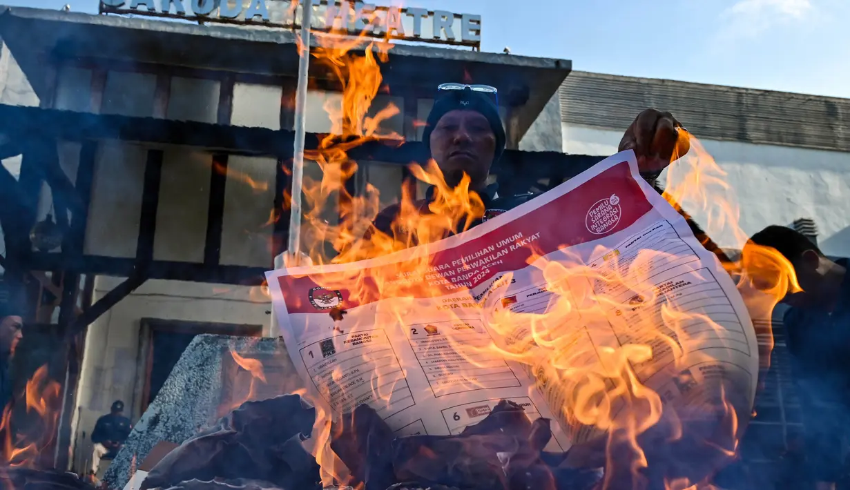 Petugas pemilu membakar surat suara yang berlebih dan rusak pada sehari jelang hari pemilihan presiden/wakil presiden dan anggota legislatif di Banda Aceh pada 13 Februari 2024. (CHAIDEER MAHYUDDIN/AFP)