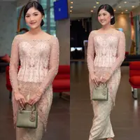 Erina tampil anggun nan elegan mengenakan kebaya lace berpayet dengan inner bustier putih yang memerlihatkan keindahan pundaknya. (@erinagudono)
