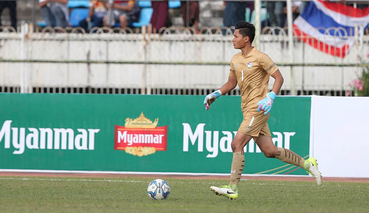 Kiper Thailand U-19, Kantaphat Manpati, mengontrol bola saat melawan Timnas Indonesia U-19 pada laga Piala AFF U-18 di Stadion Thuwunna, Yangon, Jumat (15/9/2017). Manpati berkali-kali mengagalkan kesempatan Indonesia. (Bola.com/Yoppy Renato)
