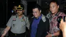 Direktur PT Agung Sedayu Group, Richard Halim Kusuma (tengah) menunduk sambil tersenyum saat keluar gedung KPK Jakarta, Rabu (20/4/2016). Richard diperiksa terkait dugaan suap pembahasan  raperda reklamasi Teluk Jakarta. (Liputan6.com/Helmi Fithriansyah)