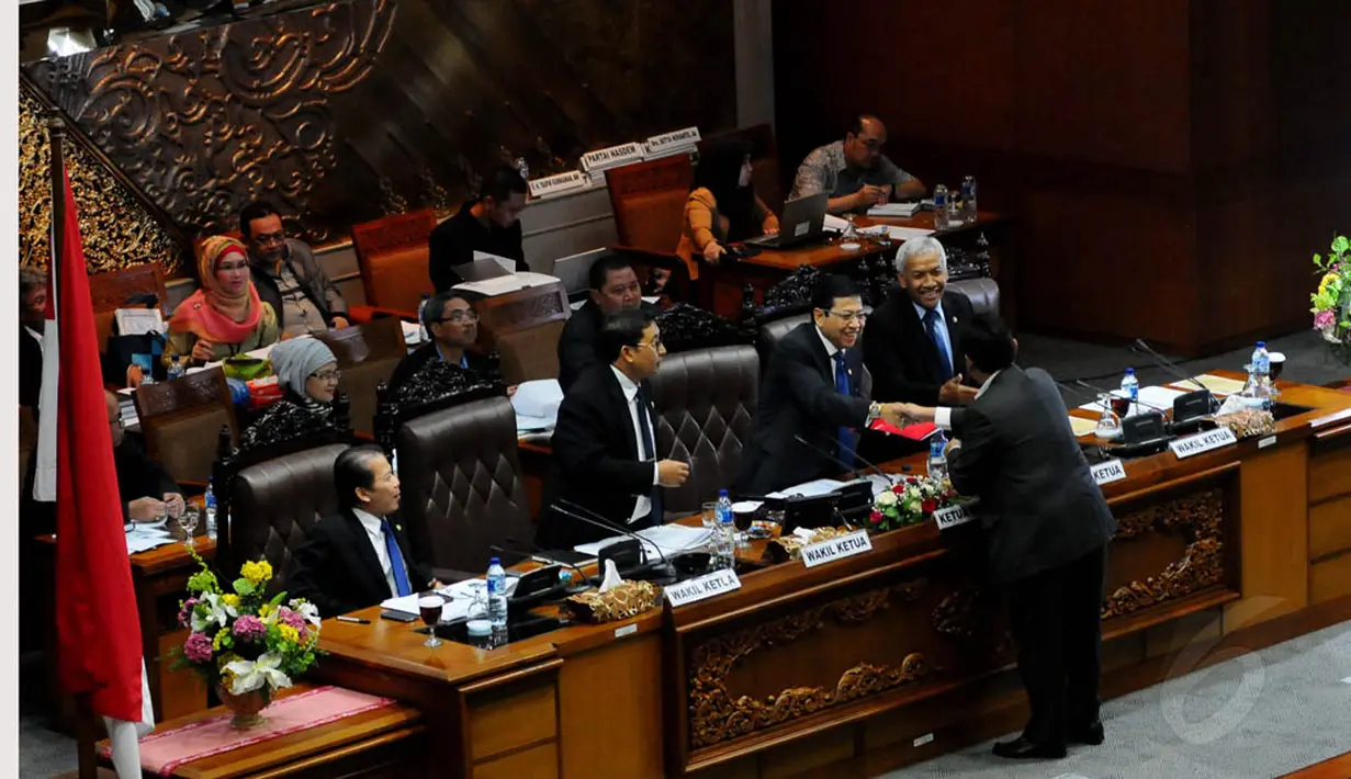 Perwakilan Fraksi PDIP, Utut Adianto (kedua dari kanan) menyerahkan daftar nama-nama untuk masuk di alat kelengkapan dewan kepada Ketua DPR, Setya Novanto, Jakarta, Selasa (18/11/2014). (Liputan6.com/Andrian M Tunay)