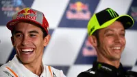 Pembalap Repsol Honda, Marc Marquez, dan rider Monster Energy Yamaha, Valentino Rossi. (AFP/Gabriel Buoys)