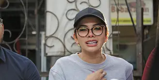 Nikita Mirzani seringkali berurusan dengan pihak kepolisian lantaran ulahnya yang kerap bersifat sensasional dan kontroversial. Bahkan beberapa kali masalah tersebut harus berakhir dalam penjara. (Adrian Putra/Bintang.com)