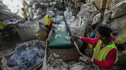 Sampah botol plastik merupakan masalah lingkungan yang signifikan karena botol plastik sulit terurai dan dapat mencemari lingkungan. (merdeka.com/Arie Basuki)