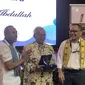 Peneliti Lembaga Ilmu Pengetahuan Indonesia (LIPI) Taufik Abdullah mendapatkan Himpenindo Lifetime Achievement Award. (Liputan6.com/Ratu A Suryasumirat)