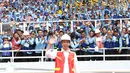 Presiden Jokowi menghadiri peresmian percepatan sertifikat tenaga kerja konstruksi serentak di seluruh Indonesia 2017 di Stadion GBK, Jakarta, Kamis (19/10). Sekitar 1.989 peserta mendapatkan sertifikat tenaga kerja konstruksi. (Liputan6.com/Angga Yuniar)