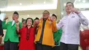 Ketua Umum PDIP Megawati Soekarnoputri (kedua kiri) bersama Plt Ketua Umum PPP Mardiono (kiri), Ketua Umum Perindo Hary Tanoesoedibjo dan Ketua Umum Hanura Oesman Sapta Odang bergandeng tangan usai menggelar pertemuan di kantor DPP PDIP, Jakarta, Senin (4/9/2023). (Liputan6.com/Angga Yuniar)