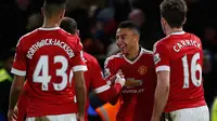 Pemain Manchester United, Jesse Lingard (tengah) merayakan golnya ke gawang Chelsea pada lanjutan Liga Premier Inggris di Stadion Stamford Bridge, London, Senin (8/2/2016) dini hari WIB.   (AFP/Ian Kington)