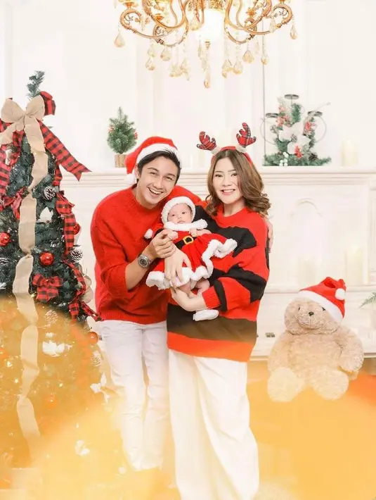 Momen perayaan Natal pertama keluarga Caesar Hito dan Felicya Angelista sebagai orangtua. Ketiganya tampil kompak berbusana merah yang identik dengan Natal. (Instagram/felicyangelista_).