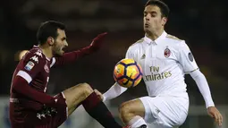 Bek Torino, Davide Zappacosta, berebut bola dengan gelandang AC Milan, Giacomo Bonaventura. Pada laga ini Milan lebih menguasai jalannya pertandingan dengan penguasaan bola mencapai 58 persen. (AFP/Marco Bertorello)