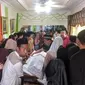 Jenazah SM saat dikelurakan hendak didoakan oleh orang tua dan  kerabat almarhum