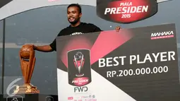 Penyerang Persib, Zulham Zamrun saat menerima penghargaan sebagai pemain terbaik dalam Piala Presiden di Stadion GBK, Jakarta, Minggu (18/10/2015). Persib berhasil mengalahkan Sriwijaya FC Palembang dengan skor 2-0. (Liputan6.com/Yoppy Renato)