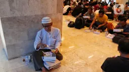 Masjid Istiqlal menggelar buka bersama di bulan Ramadhan dengan menyiapkan 2000 paket makanan untuk berbuka.
(Liputan6 com/Angga Yuniar)