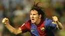 Bintang Barcelona, Lionel Messi, merayakan gol yang dicetaknya ke gawang Celta Vigo pada laga La Liga Spanyol di Stadion Balaidos, Vigo, Senin (28/8/2006). (AFP/Miguel Riopa)