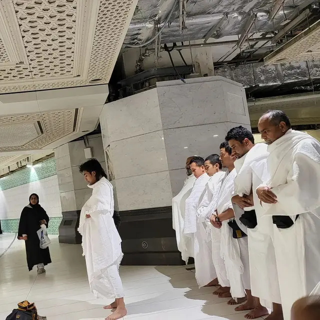 Abidzar Jadi Imam Sholat saat Umrah, Ini 6 Potretnya saat Pakai Busana Muslim