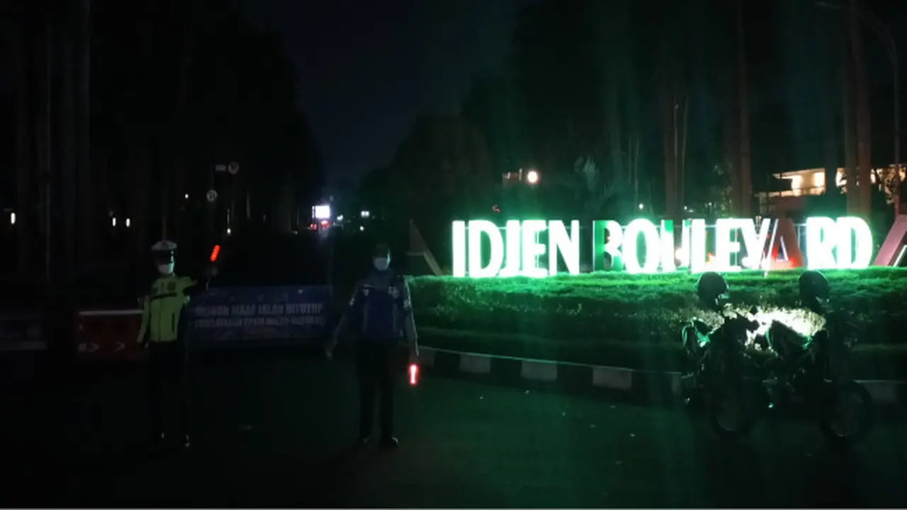 Suasana Gelap Jalanan Kota Malang di Malam Penerapan PPKM Darurat