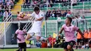 Pemain AC Milan, Mario Pasalic, berusaha menghalau bola dari pemain Palermo dalam laga pekan ke-12 Serie A di Stadion Renzo Barbera, Minggu (6/11/2016). (AFP)