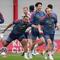Pemain Bayern Munchen, Harry Kane (tengah) dan Jonathan Tah (kiri) saat mengikuti sesi latihan jelang pertandingan leg kedua semifinal Liga Champions 2025/2026 melawan Paris Saint-Germain (PSG) di Jerman, Selasa 5 Mei 2026. Bayern Munchen melakukan persiapan penuh jelang menjamu Paris Saint-Germain (PSG) pada leg kedua semifinal Liga Champions 2025-2026. (AP Photo/Matthias Schrader)