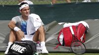 Petenis Swis, Roger Federer bersantai sejenak usai mengikuti sesi latihan di Wimbledon tennis club, London, (1/7/2017). Turnament Wimbledon 2017 akan berlangsung pada  3-16 Juli 2017. (AFP/Adrian Dennis)