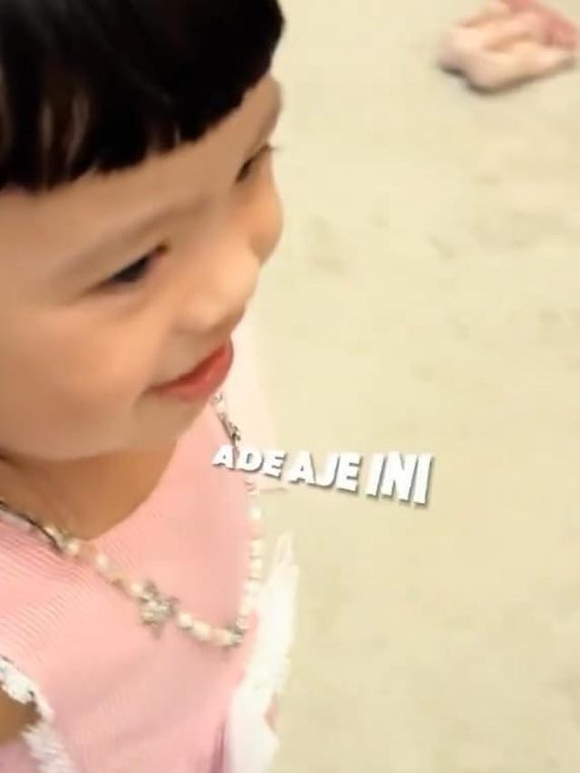 Potret Ameena saat jadi pengarah gaya pemotretan Aurel dan Atta Halilintar (Sumber: Instagram/@attahalilintar)