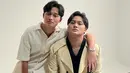 <p>Rizwan Fadilah tampaknya ingin mengikuti jejak sang kakak, Rizky Febian menjadi penyanyi. Berpose bersama sang kakak, keduanya memiliki visual keren yang mirip. Njan tampil dengan atasan berkerah lengan pendek berwarna nude yang serasi dengan cargo pantsnya. [Foto: Instagram/rizwanfadilah.a.s]</p>