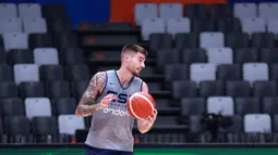 Pemain Timnas Basket Spanyol, Juancho Hernangomez berlatih menjelang laga grup G Piala Dunia FIBA 2023 di center court Indonesia Arena, Senayan, Jakarta, Kamis (24/08/2023). Spanyol akan melawan Pantai Gading pada Sabtu (26/08/2023). (Bola.com/Bagaskara Lazuardi)