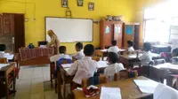 Guru mengajar bergantian. (Liputan6.com/Pramita Tristiawati)