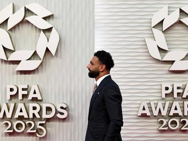 Penyerang Liverpool asal Mesir, Mohamed Salah, berpose saat tiba untuk menghadiri Penghargaan Asosiasi Pemain Sepak Bola Profesional (PFA) 2024-2025 di Gedung Opera, Manchester, Inggris, pada 19 Agustus 2025. (Darren Staples/AFP)