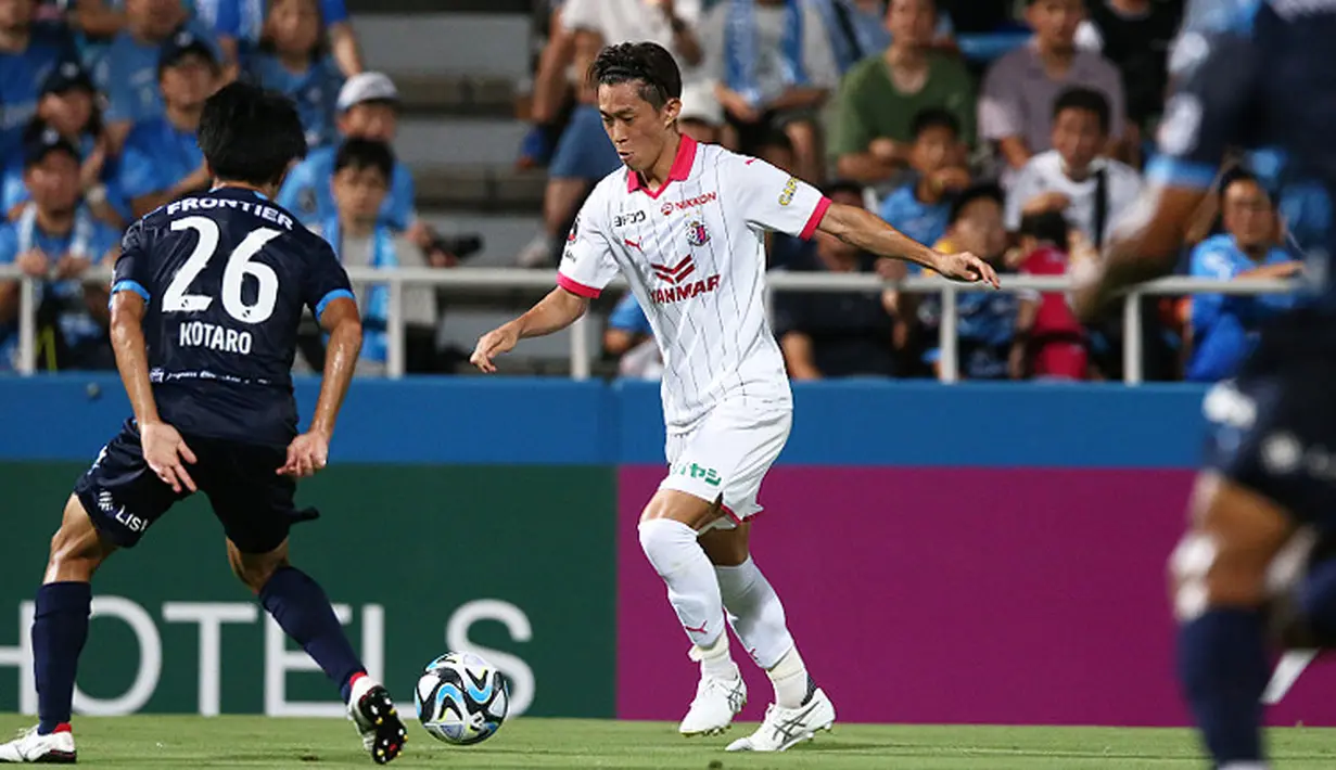 Ada nama debutan di skuad Samurai Biru, Seiya Maikuma (tengah), yang baru pertama kali mendapat panggilan ke tim nasional. Penampilan gemilang bek kanan Cerezo Osaka tersebut musim ini membuatnya dilirik Moriyasu, dan ia kini harus menunggu untuk bisa menjalani debutnya berseragam Samurai Biru. (Dok. Cerezo Osaka)