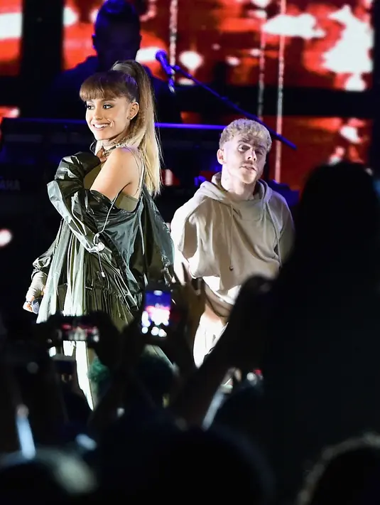 Selain mempersiapkan pendamping pengantin perempuan dan laki-laki, pasangan ini juga sudah memesan busana pengantin dari salah satu perancang terkenal, danwarna putih sepertinya menjadi warna pilihan untuk busananya. (AFP/Bintang.com)